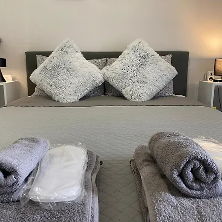 The Cozy Cine-hub アパート セレス