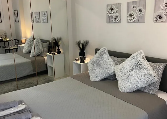 The Cozy Cine-hub * Serres