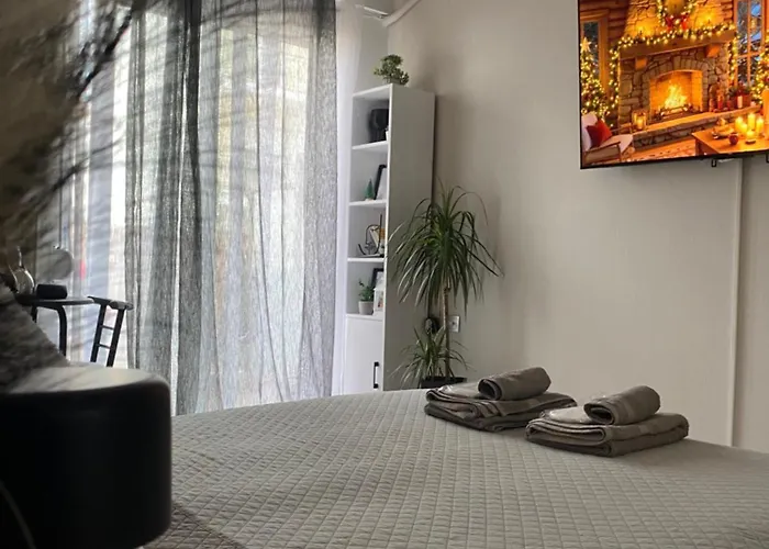 The Cozy Cine-hub Apartment Serres